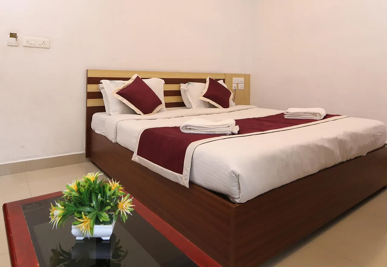 호텔 Oyo 18604 Puthens Capitol Inn Kochi
