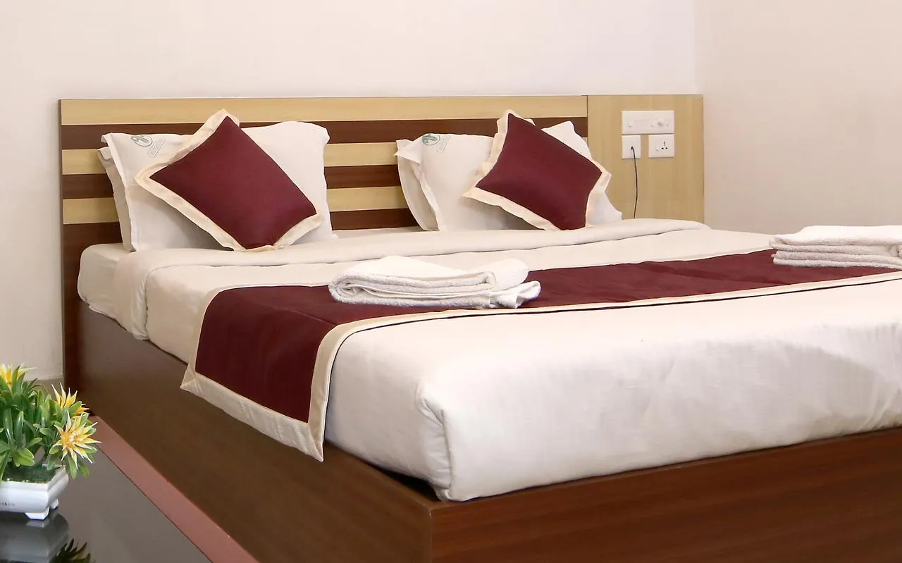 Oyo 18604 Puthens Capitol Inn Kochi 2*,  인도